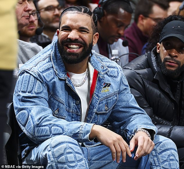 Read more about the article Drake And His Enormous Entourage Enjoy ‘$700K’ Melbourne Cuisine – As Rapper Shows Off The View From His Luxury Digs – Ny Breaking News